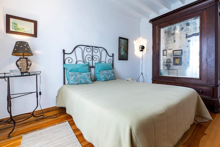 Main Bedroom  // Quarto de Cama de Casal