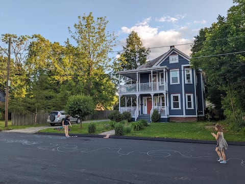In-Town Victorian with 5 Bedrooms