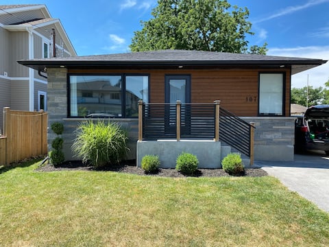 Top Airbnb: Sunset Beach House With Patio & Parking! in St. Catharines