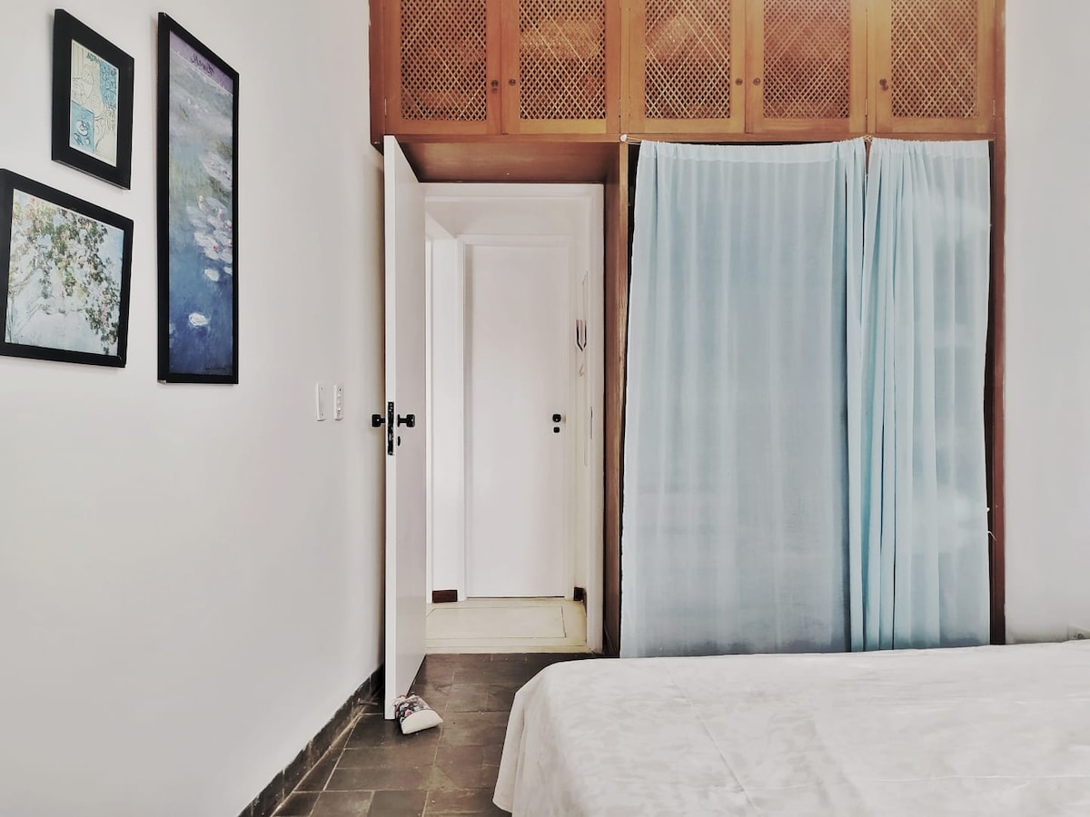 ห้องนอนใหญ่ขึ้นพร้อมเตียงคู่