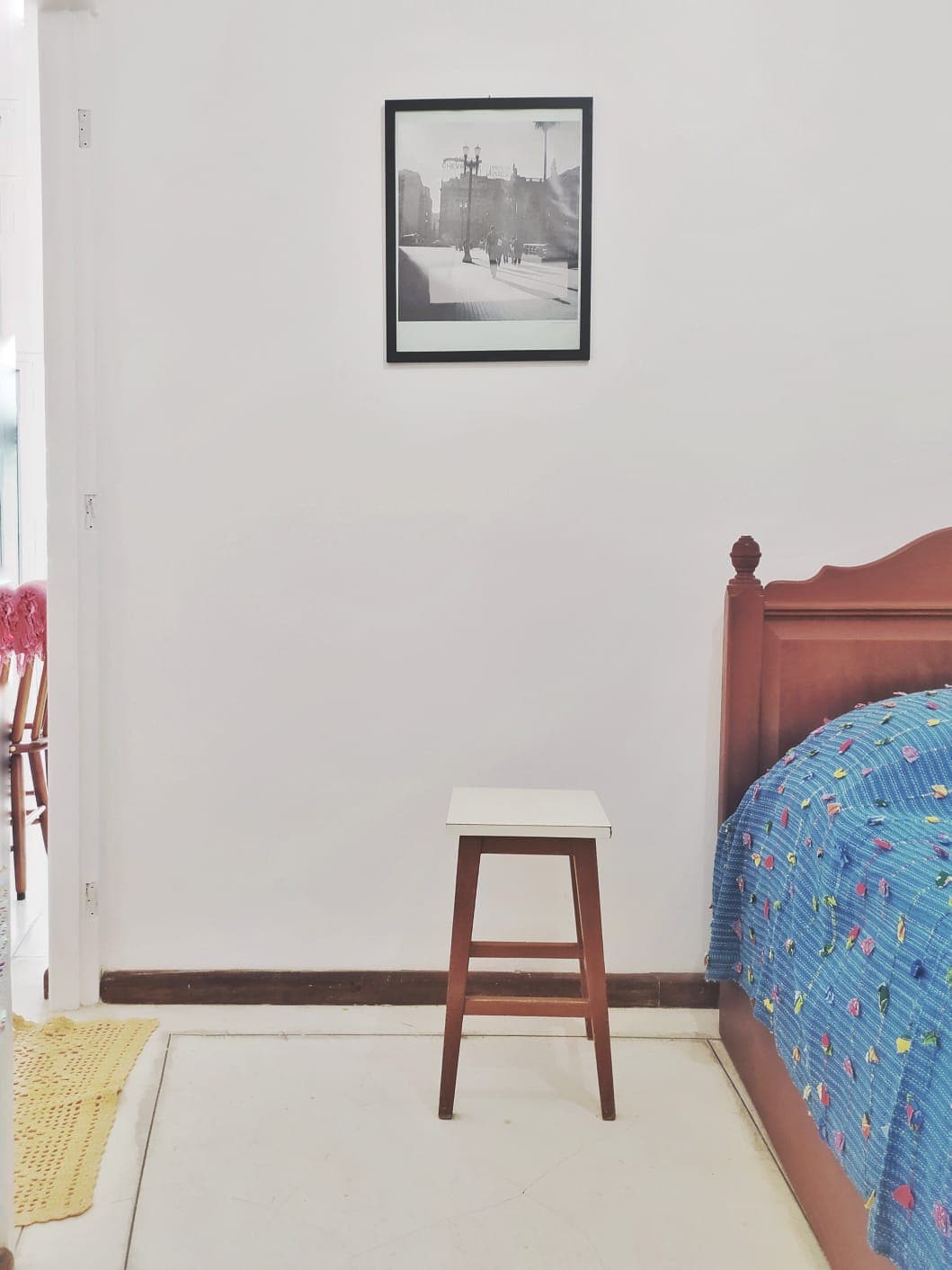 ห้องนอนขนาดเล็กพร้อมเตียงคู่