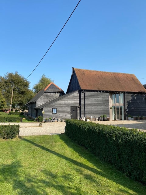 Entire Contemporary Barn 5 bedrooms-rural location