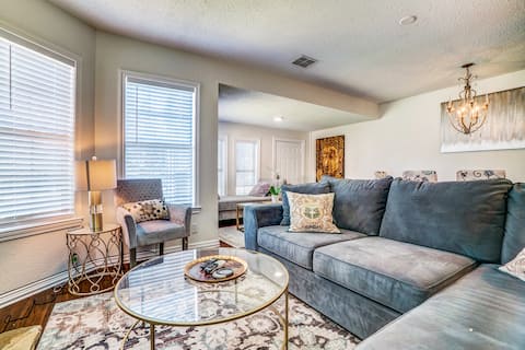 Top performing Airbnb: Urban Romance, Pet friendly, Perfect location! in Elm Thicket
