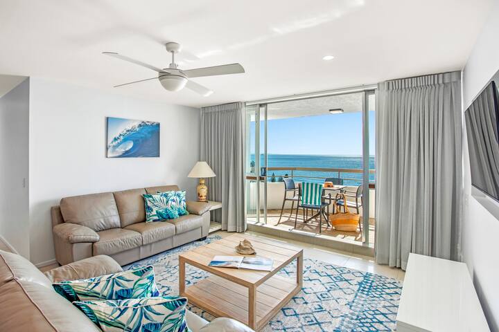Laidback two-bedroom Apt Panoramic ocean views