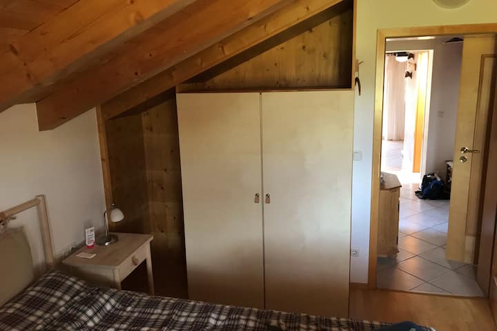 Dormitorio principal con armario y muchos estantes