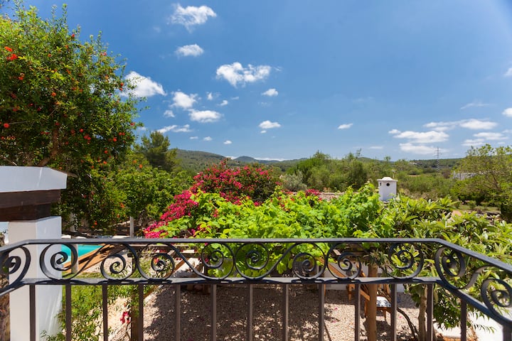 BALCÓN EN DORMITORIO SUPER ORIENφO AL SUR. شرفة غرفة النوم مواجهة للجنوب