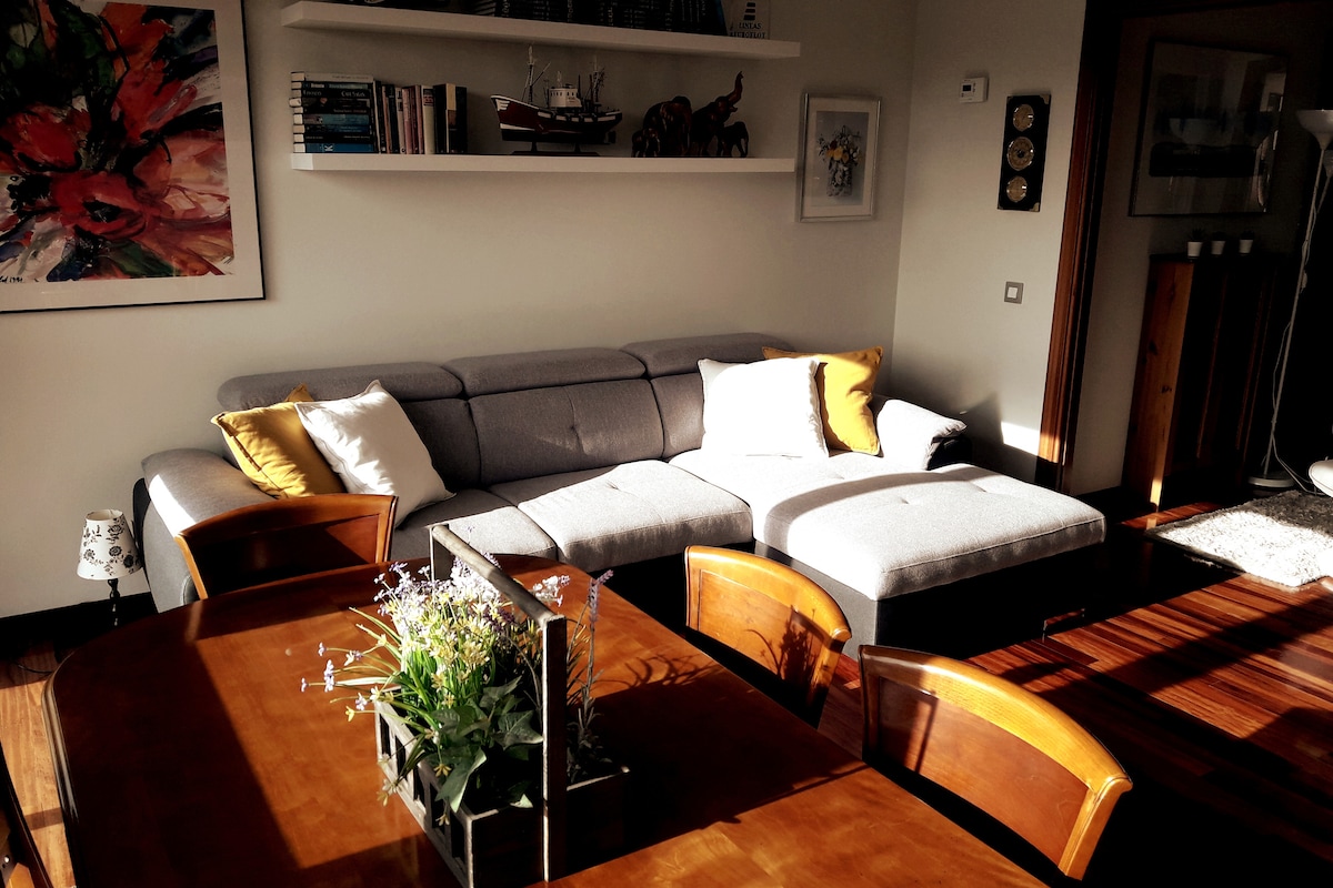 Het huis is modern , comfortabel en functioneel met een parkeerplaats