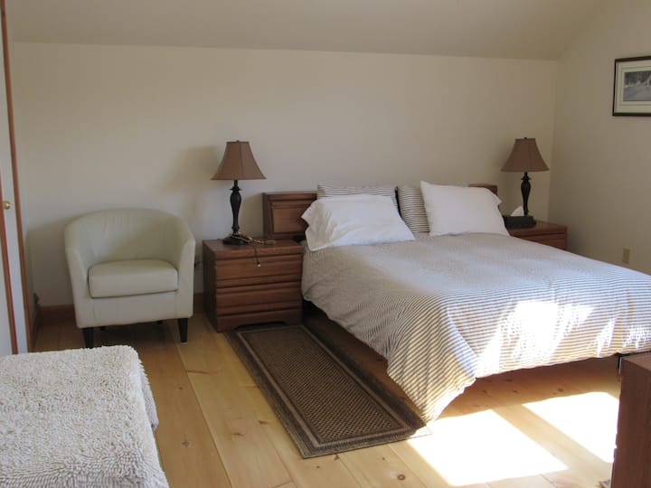 เตียงควีนไซส์ในห้องนอนส่วนตัว