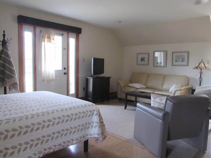 ทางเข้า Maitland Memories  ห้องนี้มีเตียงควีนไซส์โซฟาหนังและเก้าอี้สบายๆ 2 ตัว  ห้องครัวขนาดใหญ่และโต๊ะพร้อมเก้าอี้ 4 ตัวอยู่อีกด้านหนึ่งของห้องขนาด 24 'x 24' นี้