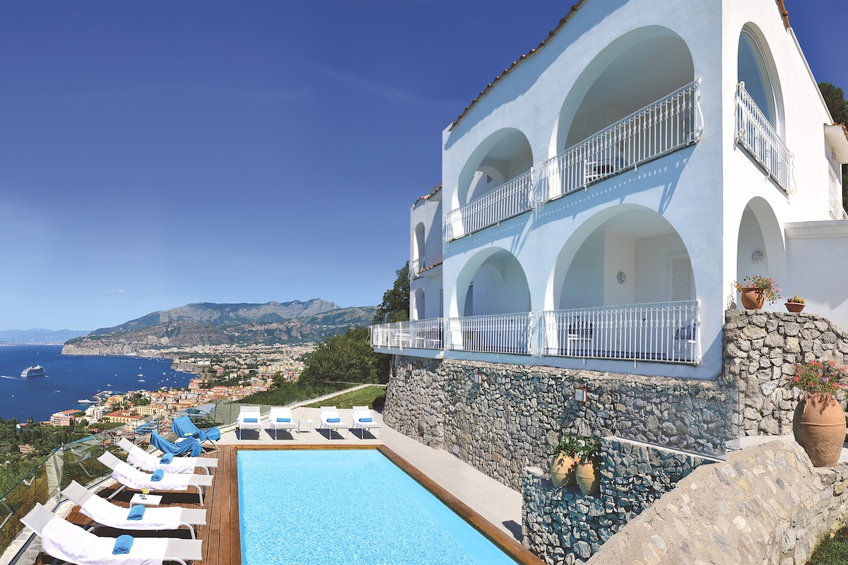 Amalfi Coast Luxury Villas & Vacation Rentals | Airbnb Luxe | Retreats
