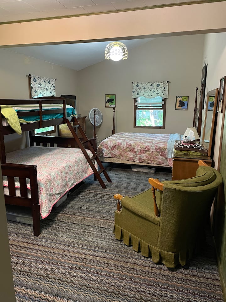 غرفة نوم خلفية واسعة (#1): سرير كوين وتوأم على سرير بطابقين كامل. أدراج خزانة الملابس لاستخدامك. 