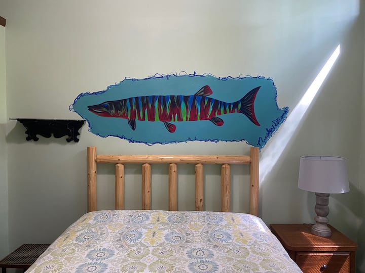 لوحة جدارية موسكي في غرفة النوم الوسطى (#2) فوق سرير الملكة.