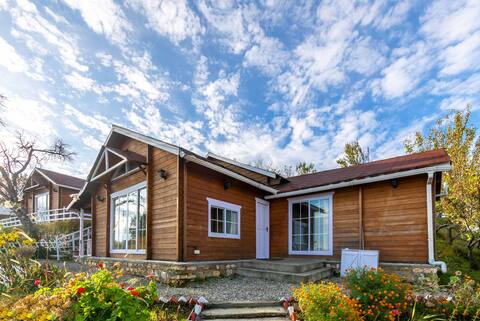 Sara's Chalet Three w/ Lawn