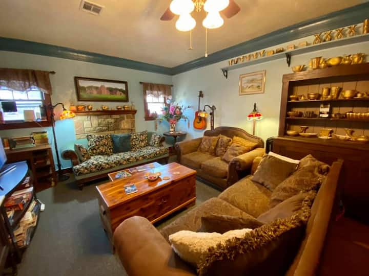 Historic House! EZ 1 mile to Ft Sill! Cozy&Clean!