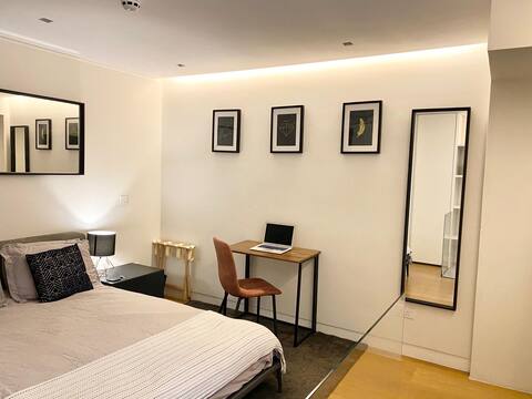 *Stunning king room + bathroom in central Soho apt