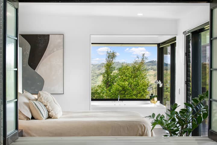 Glavna spavaća soba s privatnom kupaonicom, prostorom za odlaganje odjeće i kadom s pogledom