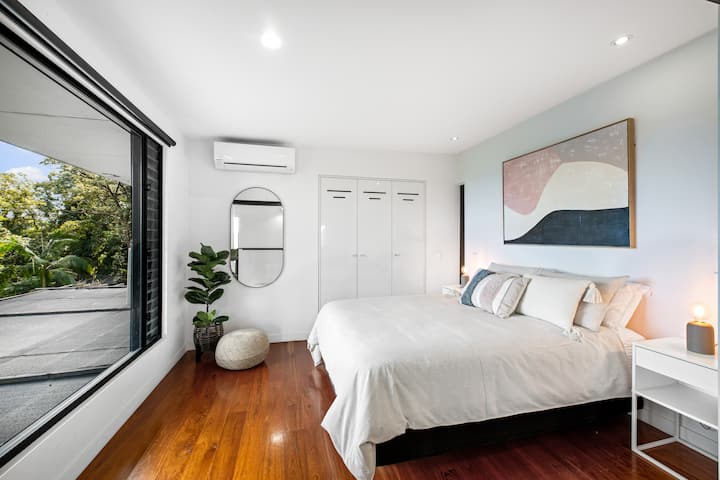 Spavaća soba s bračnim krevetom na katu