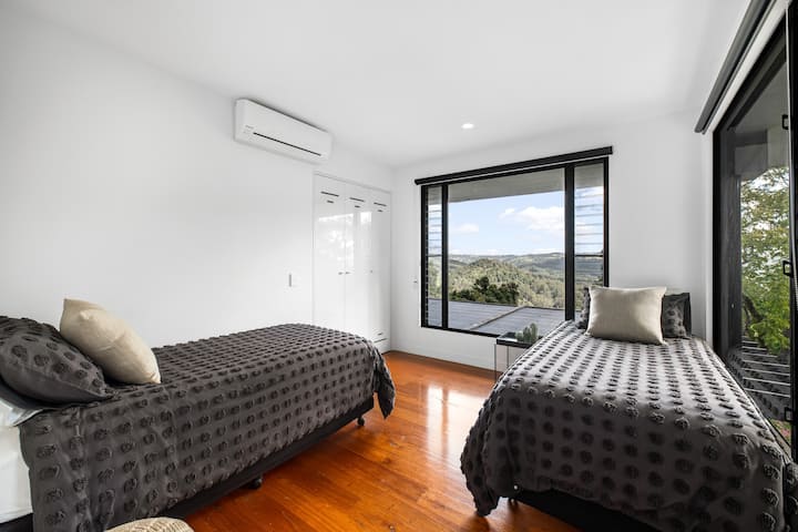 Spavaća soba s dva odvojena kreveta (na katu)