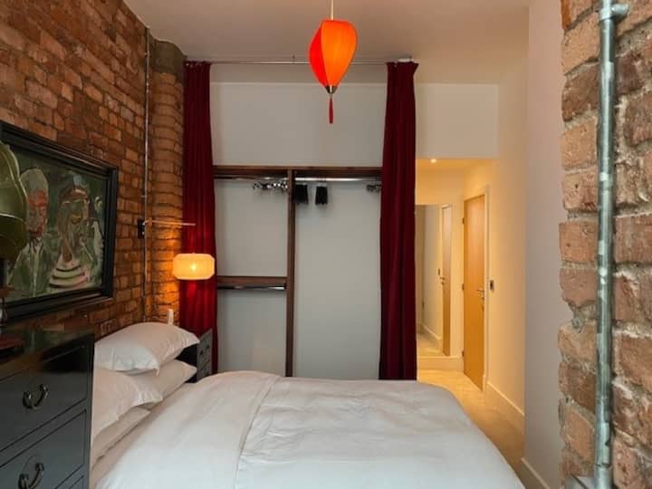 غرفة نوم رئيسية، سرير بمقاس كينج في المملكة المتحدة مع أصل صوف هيبنوس مريح حقًا 10 مراتب.