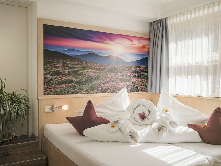 ห้องนอนที่มีแสงไฟตรงทีวีดาวเทียมและการรับสัญญาณ Wi-Fi ที่สมบูรณ์แบบ // ห้องนอนพร้อมแสงไฟที่ไม่ได้ส่องสว่างทีวีดาวเทียมและการเข้าถึง Wi-Fi ที่ดีที่สุด