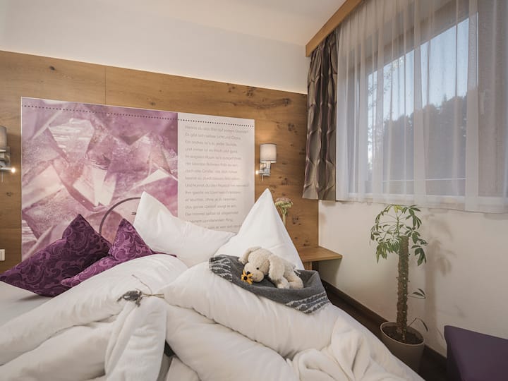 ห้องนอนที่มีแสงไฟตรงทีวีดาวเทียมและการรับสัญญาณ Wi-Fi ที่สมบูรณ์แบบ // ห้องนอนพร้อมแสงไฟที่ไม่ได้ส่องสว่างทีวีดาวเทียมและการเข้าถึง Wi-Fi ที่ดีที่สุด