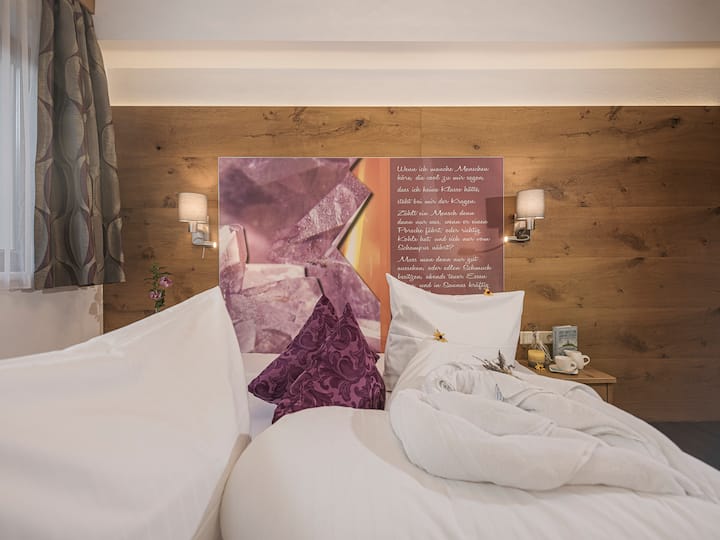 ห้องนอนที่มีแสงไฟตรงทีวีดาวเทียมและการรับสัญญาณ Wi-Fi ที่สมบูรณ์แบบ // ห้องนอนพร้อมแสงไฟที่ไม่ได้ส่องสว่างทีวีดาวเทียมและการเข้าถึง Wi-Fi ที่ดีที่สุด