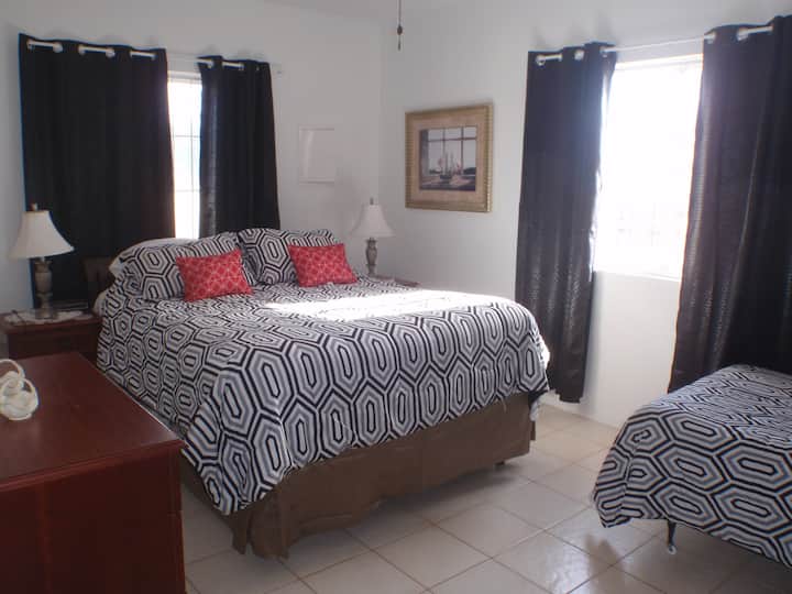 חדר שינה נוסף עם שתי מיטות יחיד בפינה.  וילונות להחשכה למי שרוצה לישון עד מאוחר. מרוהט היטב.  