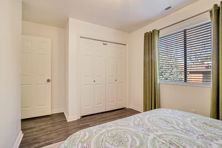 מיטת קווין סייז בקומה השלישית בקומה העליונה