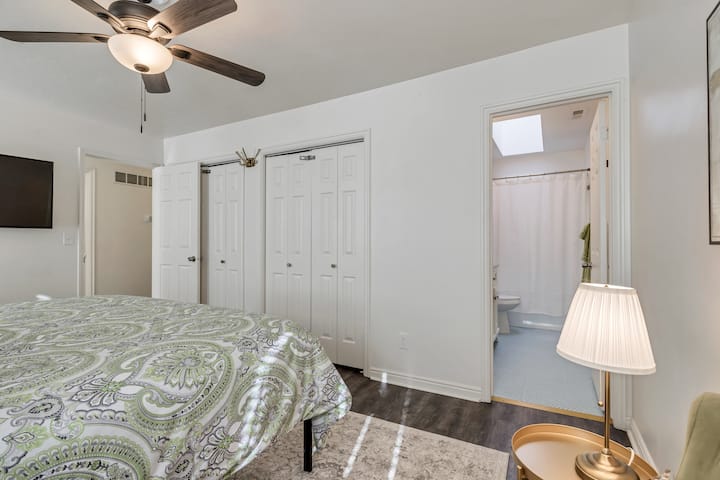 חדר שינה ראשי בקומה העליונה