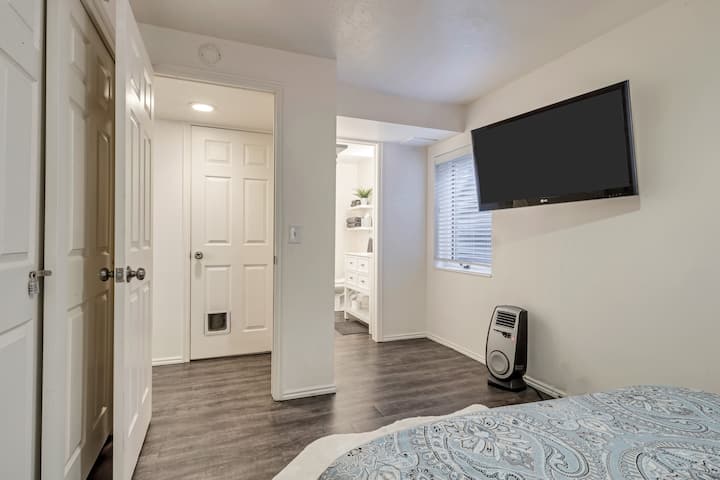 חדר שינה במרתף עם מיטת קווין סייז וחדר רחצה צמוד