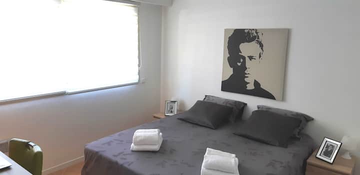 Spavaća soba 2 - krevet 180*200 - mogućnost 2 kreveta 90*200, prostor za računalo, TV, komoda i polica