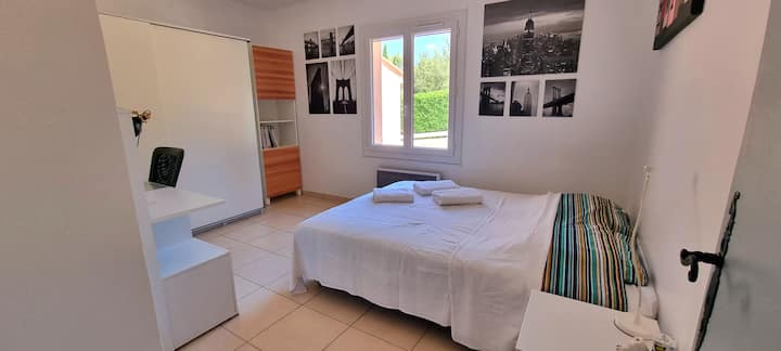 საძინებელი 2  საწოლით (160
× 2 სმ) + სამუშაო სივრცე