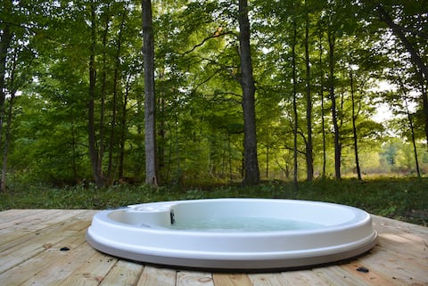 Cabin in the Woods with Hot Tub and Gas Fireplace!