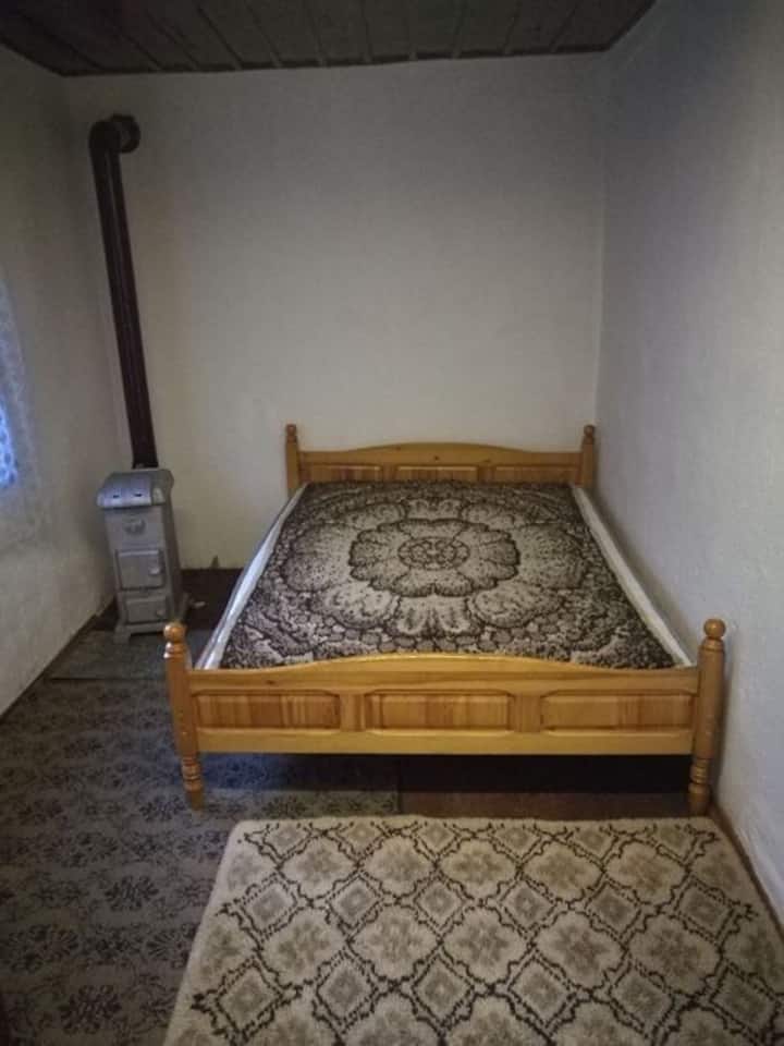 Удобен брачен кревет (широк 150-179 см) составен од рачно ткаено маче.