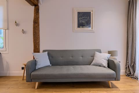 Successful Airbnb property: Modern and luxurious in historic Casco Viejo in Euskadi
