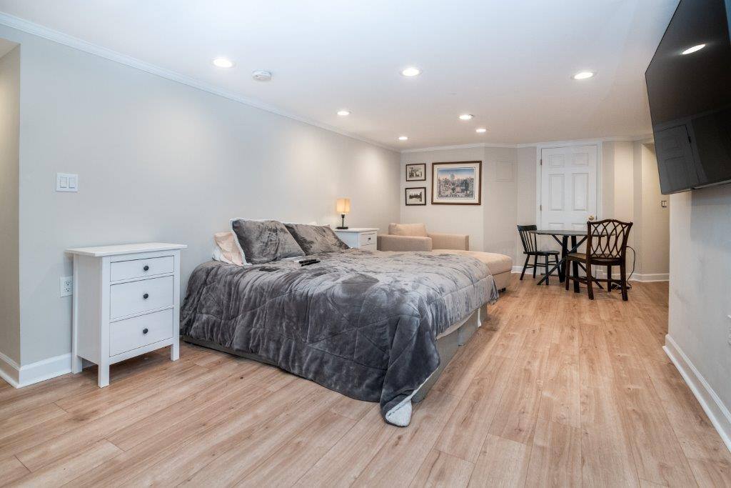 Airbnb 26 Min to NYC Bedroom 3 of 5 Farfalla Bianca