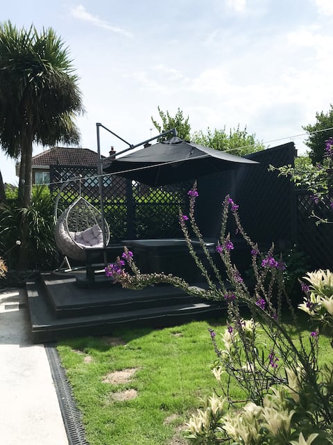 The Little House, Studio with hot tub, Bangor West