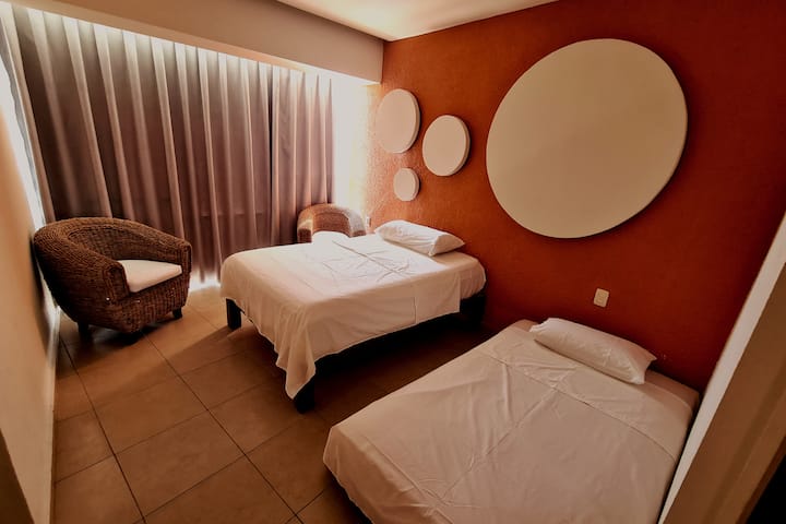 两间舒适的卧室：双人床和双人日式床垫