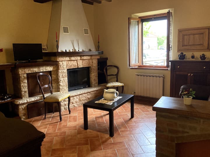 Sala con chimenea, monitor y sofá cama de 2 pax.
Vista lateral de llegada/estacionamiento