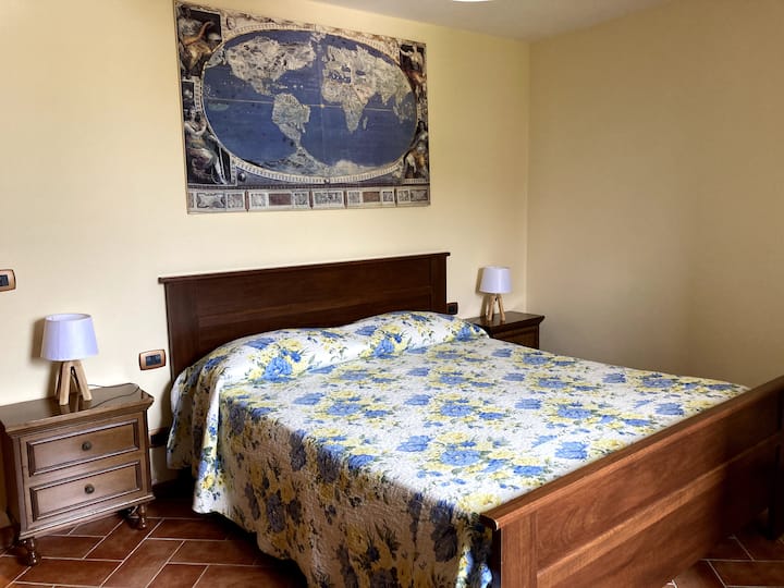 Habitación doble con cuna, vestidor y vista lateral de llegada/estacionamiento. 