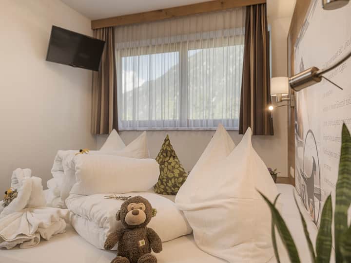 chambres modernes, étincelantes et propres avec télévision par satellite et une réception Wi-Fi parfaite// moderne, des chambres propres et impeccables avec télévision par satellite et un accès Wi-Fi rapide