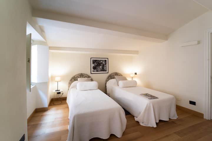 ห้องนอนที่สองที่มีเตียงเดี่ยวสองเตียงขนาด 80 x 200 ซม. ที่สามารถเข้าใกล้เพื่อเป็นเตียงคู่ได้
ห้องนอนที่สองมีเตียงเดี่ยวสองเตียง (80 x 200 ซม.) ที่สามารถรวมกันเป็นเตียงคู่ได้หากจำเป็น