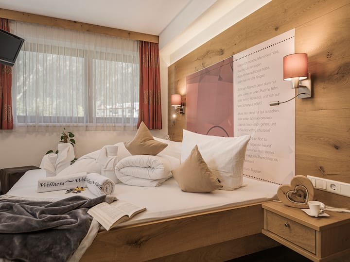 غرفة نوم من صنع النجار ، مع تلفزيون قمر صناعي واستقبال واي فاي مثالي // غرف نوم مفروشة يدويًا من النجار المحلي ، مع تلفزيون قمر صناعي وخدمة واي فاي مثالية