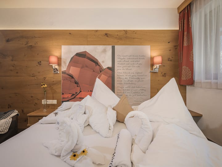 غرفة نوم من صنع النجار ، مع تلفزيون قمر صناعي واستقبال واي فاي مثالي // غرف نوم مفروشة يدويًا من النجار المحلي ، مع تلفزيون قمر صناعي وخدمة واي فاي مثالية