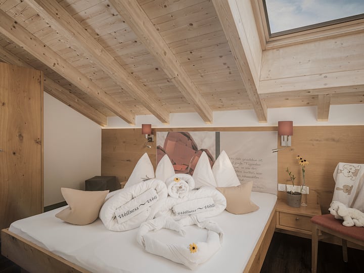 غرفة نوم من صنع النجار ، مع تلفزيون قمر صناعي واستقبال واي فاي مثالي // غرف نوم مفروشة يدويًا من النجار المحلي ، مع تلفزيون قمر صناعي وخدمة واي فاي مثالية