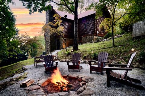 Amazing Log Cabin with Views, Hot Tub, Fire Pit!