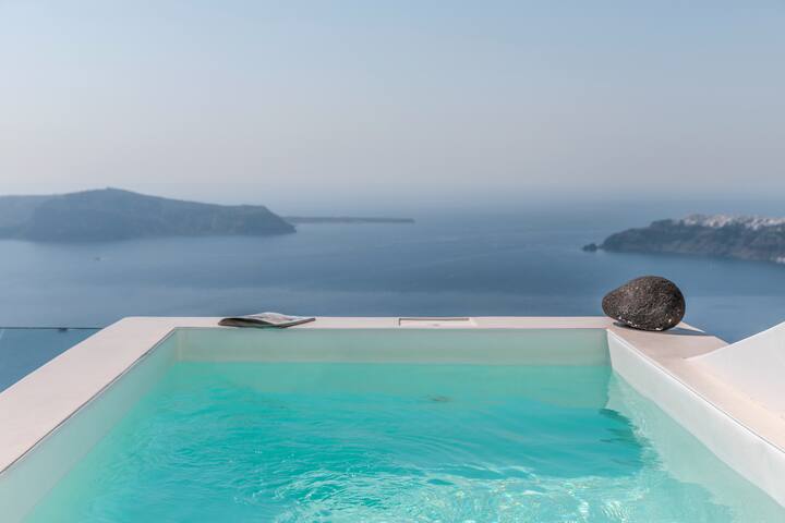 Aether suite with Hot Tub in Imerovigli gallery image 5