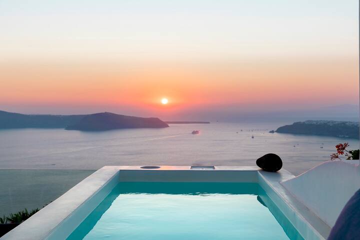 Aether suite with Hot Tub in Imerovigli gallery image 3