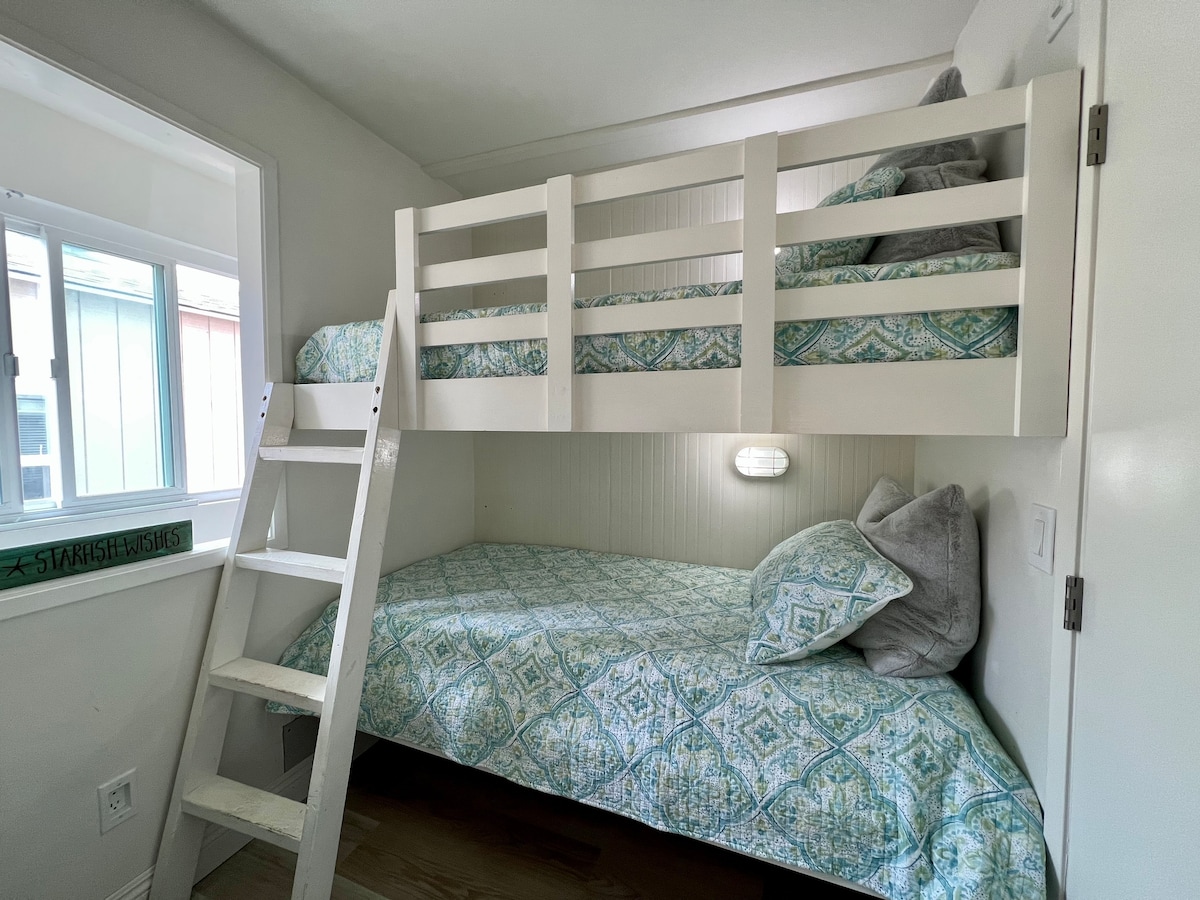 Спалня 3: прозорецът Peekaboo се отваря към коридора, водещ от всекидневната до входа на терасата на покрива.