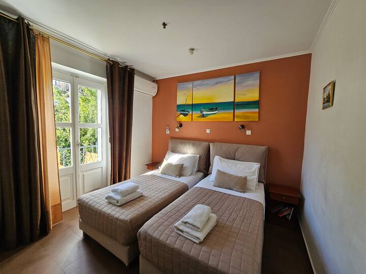 Chambre avec deux lits